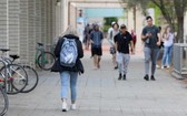 因疫情耽誤學業和後續簽證申請的國際學生將能享受聯邦的簽證優惠政策。(圖源:ABC News)