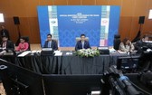 7月25日,馬來西亞國際貿易和工業部部長阿茲明·阿里(中)在吉隆坡主持亞太經合組織成員貿易部長視頻會議。(圖源:新華社)