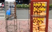 近一年來,在第三郡黃沙與陳國草街四岔路的行人道上每天早上都擺放一個盛滿剛出爐、香脆麵包的小櫃子。