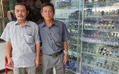 張強、張豪(右)兄弟一同打理鐘錶店。