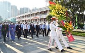 各代表出席大會前向胡志明主席塑像敬獻鮮花。(圖源:越勇)