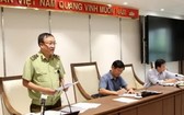 河內市市場管理局副局長阮明雄(左)在新聞發佈會上發言。(圖源:寶玲)