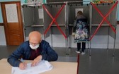 俄羅斯民眾參加西伯利亞托木斯克市舉行的地方選舉投票。 (圖源:路透社)