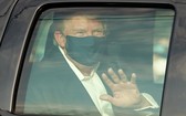 特朗普乘專車短暫離開醫院,揮手向支持者致意。(圖源:CNN)