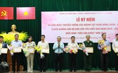 市民-政-黨機關黨委書記武玉國順(中)向2020年模範民運能手的集體和個人頒贈獎狀。(圖源:長煌)