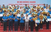 市和郡方領導與各捐助單位、熱心人士合影。