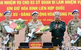 國防部副部長阮志詠上將(右二)向前往南蘇丹與中非共和國參與聯合國維和行動的軍官頒授國家主席《決定》並贈送鮮花祝賀。(圖源:VGP)