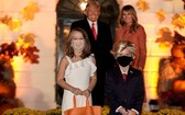 特朗普在看到一個梳著特朗普頭型的小男孩和裝扮成夫人梅拉尼婭樣子的女孩時,表現得尤其開心。(圖源:路透社)