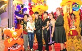李志成(左三)、梁美美(左二)以及各華人歌手將參加演唱會。