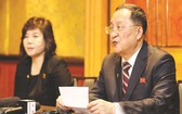 朝鮮外相李容浩(右)召開記者會就金特會發表立場。