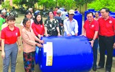市紅十字會與贊助單位代表將水塔交給貧戶。