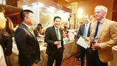 Huyền thoại golf Greg Norman (phải) trở thành đối tác của NutiFood. Ảnh: DŨNG PHƯƠNG