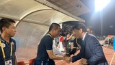 HLV Chung Hae-soung và HLV Chu Đình Nghiêm bất phân thắng bại ở vòng 18. Ảnh: DŨNG PHƯƠNG