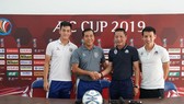 HLV và đại diện cầu thủ hai đội tại cuộc họp báo. Ảnh: HOÀNG HÙNG
