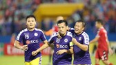 Quan Hải và Thành Lương chia vui cùng Văn Quyết sau bàn thắng. Ảnh: DŨNG PHƯƠNG