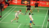 Tay vợt 63 tuổi Mathew Fogarty (trái) thi đấu tại Giải vô địch cầu lông thế giới 2019.