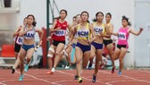 Lê Tú Chinh giúp tổ tiếp sức 4x100m nữ TPHCM đoạt HCV. Ảnh: DŨNG PHƯƠNG