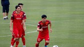 Công Phượng trở thành tâm điểm trên sân tập ngày 7-10. Ảnh: Minh Hoàng