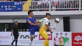 Trung vệ Đình Luật "cắt" bóng trước tiền đạo đội Văn Minh. Ảnh: Dũng Phương