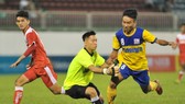 Đồng Tháp (áo vàng) rộng cửa vào bán kết sau chiến thắng 2-0 trước HA.GL. Ảnh: Nguyễn Nhân