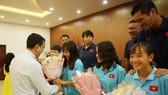 Phó Chủ tịch VFF Trần Quốc Tuấn trao hoa chúc mừng các tuyển thủ nữ Việt Nam. Ảnh: Đoàn Nhật