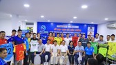 Đại diện các đội chụp ảnh lưu niệm cùng BTC, các nhà tài trợ tại buổi họp bốc thăm. Ảnh: Anh Trần