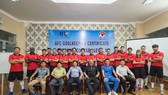 Các học viên cùng giảng viên chụp ảnh lưu niệm ở ngày khai giảng. Ảnh: Đoàn Nhật