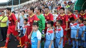Đông đảo cựu tuyển thủ Thế hệ vàng tề tựu về sân Quy Nhơn chiều 1-11. Ảnh: Dũng Phương