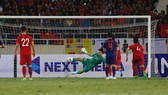 Pha cản phá phạt đền của thủ thành Đặng Văn Lâm. Ảnh: MINH HOÀNG