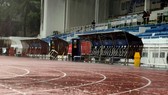 Sân Rizal Memorial chìm trong biển nước. Ảnh: KHƯƠNG DUY