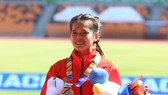 Phạm Thị Hồng Lệ ấm ức trên bục nhận HCĐ. Ảnh: DŨNG PHƯƠNG