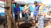 Lực lượng làm nhiệm vụ kiểm tra tàu cá chờ dầu không có hóa đơn, chứng từ hợp pháp
