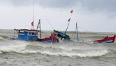 Cà Mau: Cứu kịp thời 4 ngư dân bị chìm tàu trên biển