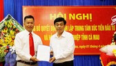 Ông Nguyễn Đức Thánh, Chánh Văn phòng UBND tỉnh trao quyết định bổ nhiệm ông Quách Văn Ấn, Giám đốc Trung tâm xúc tiến đầu tư và hỗ trợ doanh nghiệp