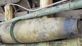 Dân tá hỏa khi phát hiện bom napalm dưới ruộng