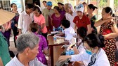 Các bác sĩ Trường Đại học Y dược TPHCM khám bệnh, tư vấn sức khỏe cho người dân