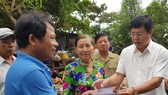 Ông Nguyễn Tiến Hải (sơ mi trắng, tay ngắn) đến thăm, hỗ trợ các bị ảnh hưởng bởi thiên tai
