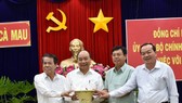 Thủ tướng Nguyễn Xuân Phúc tặng qùa cho lãnh đạo tỉnh Cà Mau sau buổi làm việc