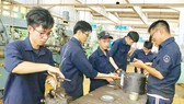 Sinh viên ngành Cơ khí Trường ĐH Sư phạm Kỹ thuật TPHCM trong giờ học thực hành