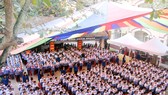 HS-SV tưởng niệm nạn nhân tử vong vì tai nạn giao thông trong lễ chào cờ ngày 11-11