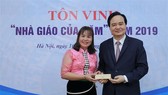 Bộ trưởng Bộ GD-ĐT tặng quà cho giáo viên tiêu biểu năm 2019