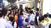 Khách chen chân tìm hiểu, đặt mua tour tại ITE HCM ngày 9-9
