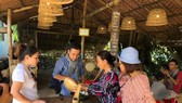 Du khách tìm hiểu quy trình làm bánh tại nhà dân ở ĐBSCL