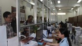Cán bộ hải quan TPHCM làm thủ tục hải quan cho người dân, doanh nghiệp