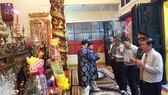 Chủ tịch UBND TPHCM viếng các bậc tiền nhân trước thời khắc Giao thừa 2018