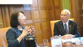 Bà Heidi Wang, đại diện Hội đồng Thành phố Copenhagen chào mừng Đoàn Đại biểu Quốc hội TPHCM tới thăm, làm việc với Ủy ban Chăm sóc xã hội của Hội đồng Thành phố Copenhagen - Đan Mạch