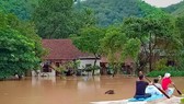 Dẹp dọn lại sau cơn lũ, một thanh niên bị điện giật chết