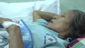 Một trong số các nạn nhân bị ong đốt phải nhập viện cấp cứu