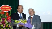 Prime Minister Nguyen Xuan Phuc (L) and Professor Hoang Tuy (Photo VNA)