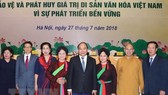 Prime Minister Nguyen Xuan Phuc (fourth, right) and other participants in the conference (Photo: VNA)